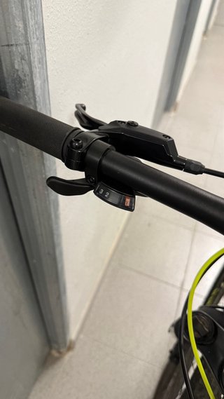Bicicleta de montaña negra y amarilla