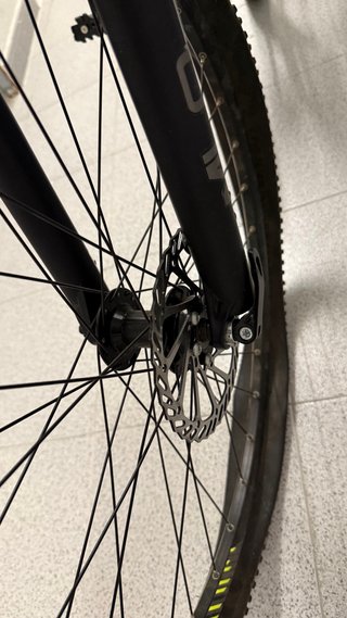 Bicicleta de montaña negra y amarilla