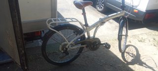 Bicicleta plegable urbana blanca