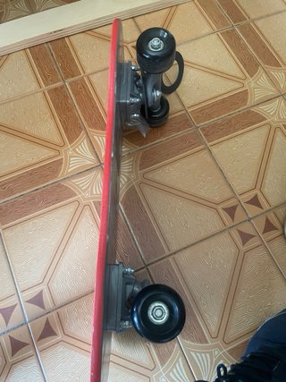 Monopatín infantil diseño coche de carreras