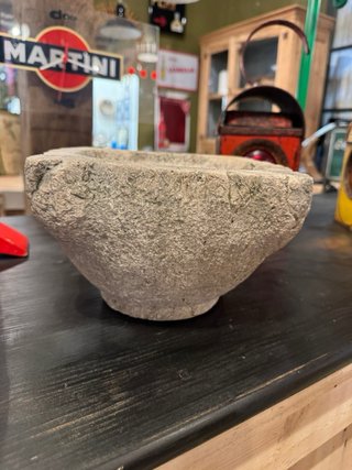 Mortero de piedra grande antiguo