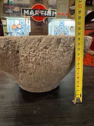 Mortero de piedra grande antiguo