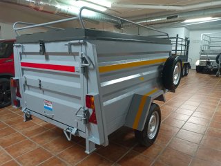 Remolque cerrado de un eje basculante.