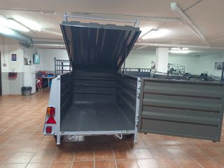 Remolque cerrado de un eje basculante.