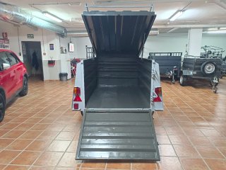 Remolque cerrado de un eje basculante.