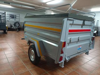 Remolque cerrado de un eje basculante.