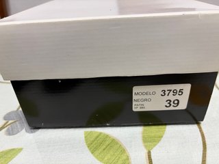 Zapatos de piel negros talla 39