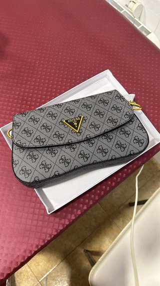 Bolso de marca gris con detalles dorados
