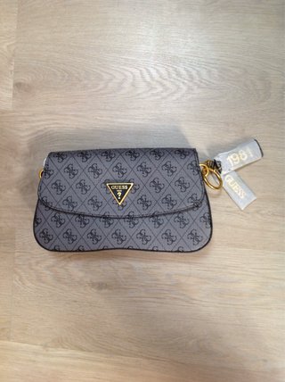 Bolso de marca gris con detalles dorados