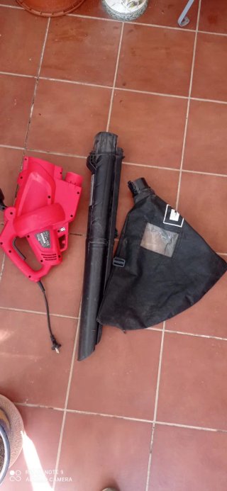 Soplador de hojas eléctrico rojo