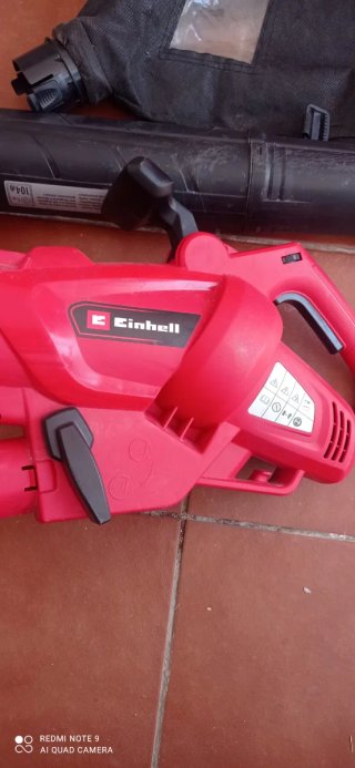 Soplador de hojas eléctrico rojo