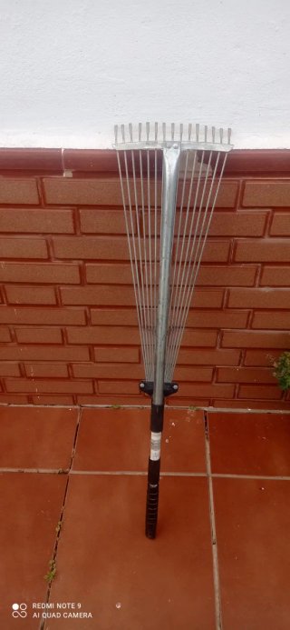 Soplador de hojas eléctrico rojo
