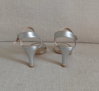 Sandalias tacón plateadas Amichi Talla 36