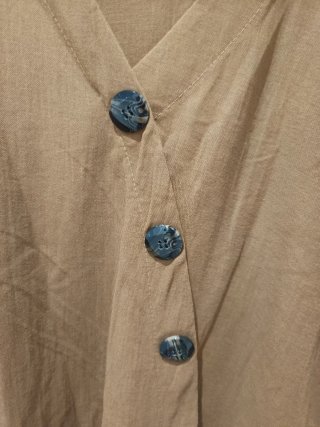 Blusa marrón con botones