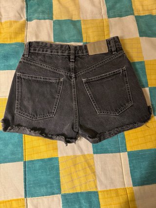 Shorts vaqueros grises desgastados
