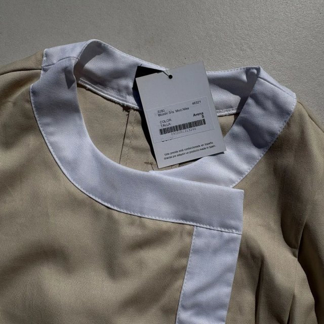 Uniforme sanitario beige y blanco