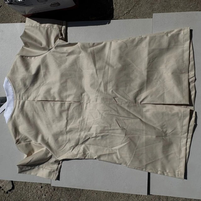 Uniforme sanitario beige y blanco