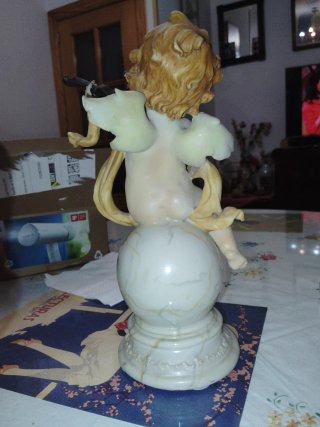 Figura de ángel tocando violín