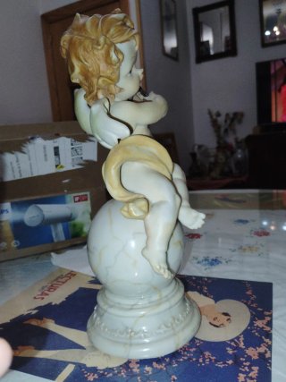 Figura de ángel tocando violín