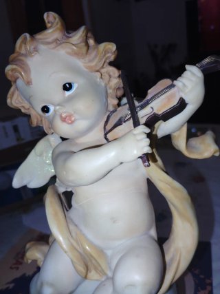 Figura de ángel tocando violín