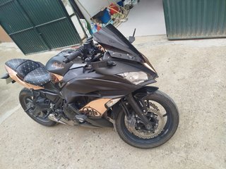 Kawasaki Ninja 650 2018 Negra y Dorada