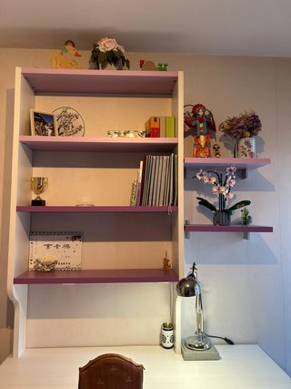 Scrivania con cassettiera e scaffali