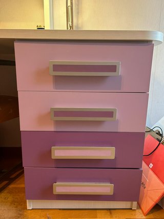 Scrivania con cassettiera e scaffali