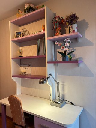 Scrivania con cassettiera e scaffali