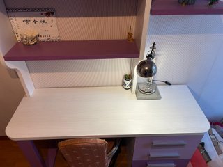 Scrivania con cassettiera e scaffali