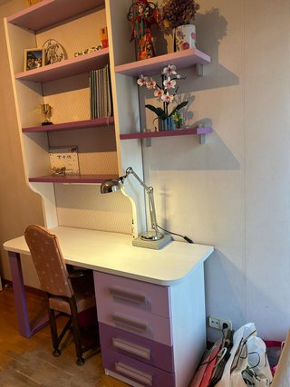Scrivania con cassettiera e scaffali