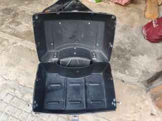 Baúl de moto cuero sintético negro