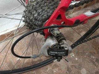 Bicicleta de carretera vintage roja
