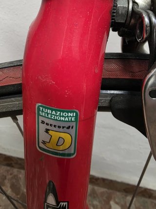 Bicicleta de carretera vintage roja