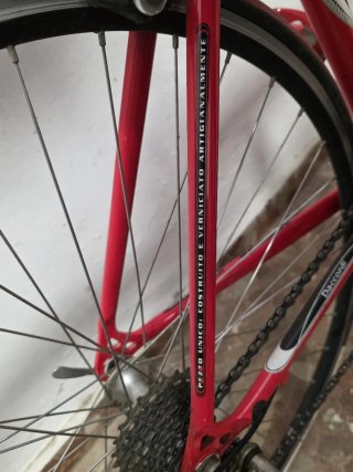Bicicleta de carretera vintage roja