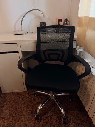 Escritorio Ikea blanco y silla de escritorio
