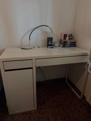 Escritorio Ikea blanco y silla de escritorio