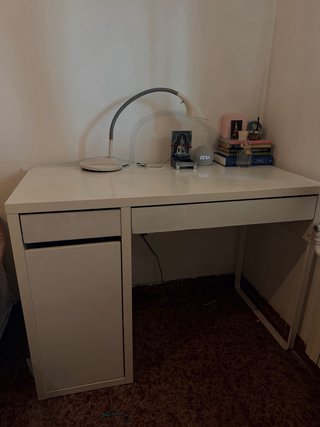 Escritorio Ikea blanco y silla de escritorio