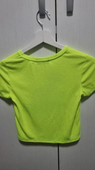 Camiseta Bershka corta amarilla fosforito Talla S