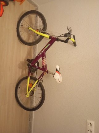 Bicicleta infantil morada y amarilla