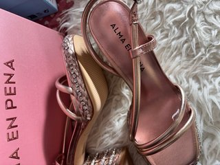 Sandalias Alma en Pena doradas y rosas