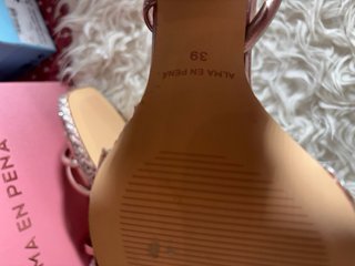Sandalias Alma en Pena doradas y rosas