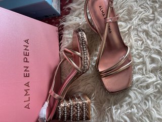 Sandalias Alma en Pena doradas y rosas