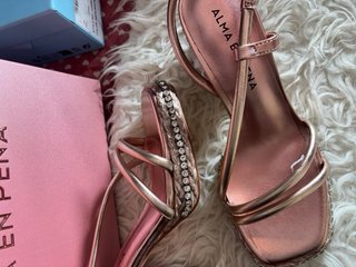 Sandalias Alma en Pena doradas y rosas