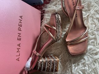 Sandalias Alma en Pena doradas y rosas