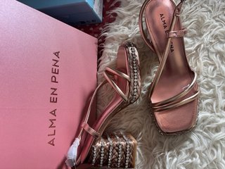 Sandalias Alma en Pena doradas y rosas