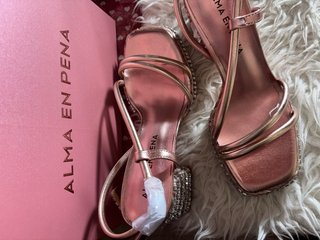 Sandalias Alma en Pena doradas y rosas