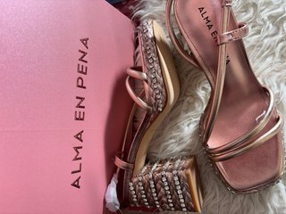 Sandalias Alma en Pena doradas y rosas