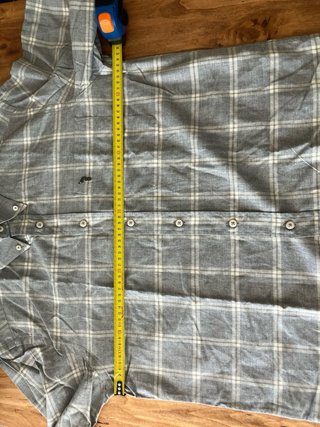 Camicia grigia a quadri / John Ashfield