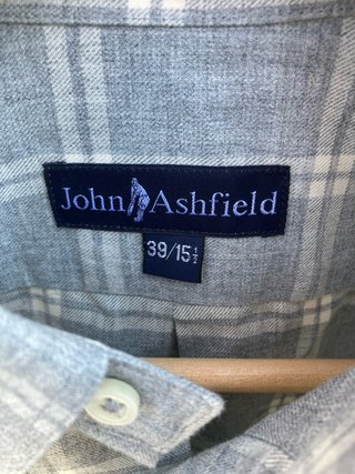 Camicia grigia a quadri / John Ashfield