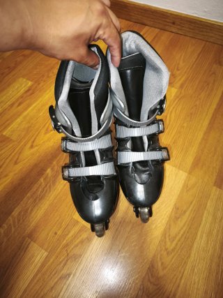 Patines en línea negros y plateados